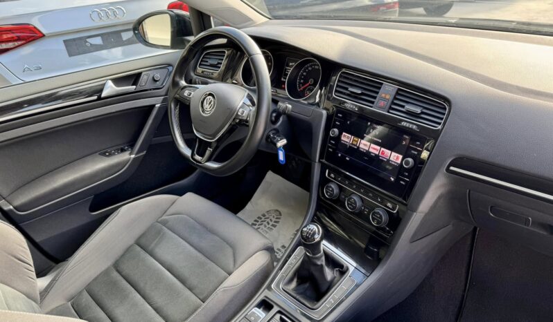 
								Volkswagen Golf full									