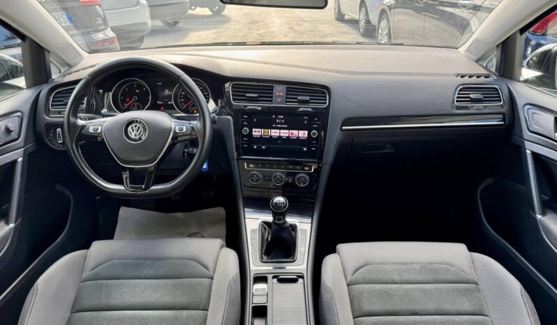 
								Volkswagen Golf full									