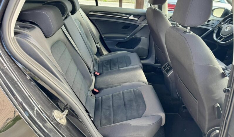 
								Volkswagen Golf full									