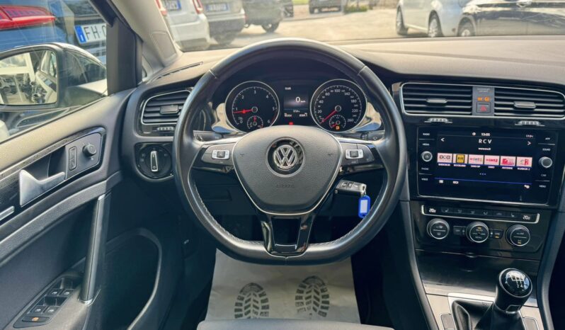 
								Volkswagen Golf full									