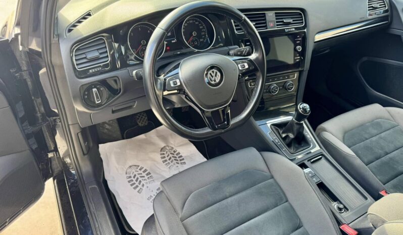 
								Volkswagen Golf full									