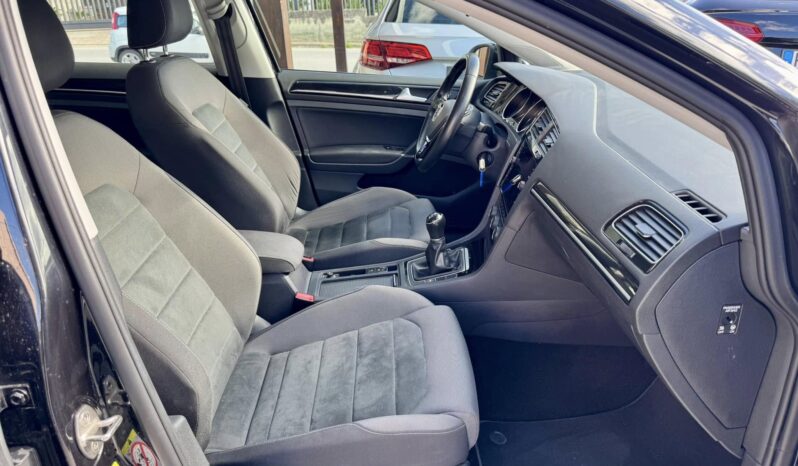 
								Volkswagen Golf full									