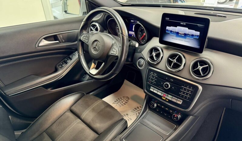 
								Mercedes GLA 200 sport full									